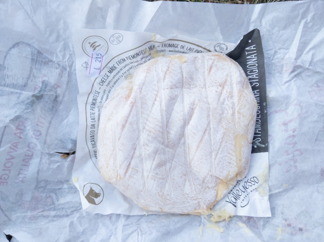 Je m'aventure même à transporter du fromage à pâte molle : un Robiola.