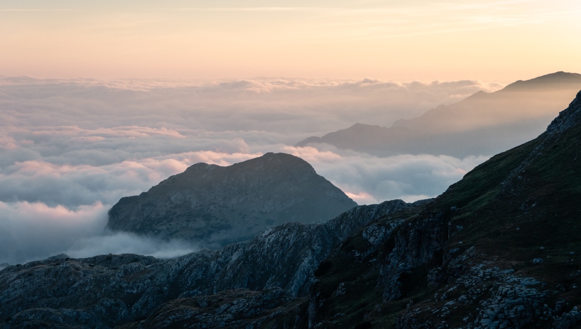 En contrebas, les nuages jouent avec les reliefs.