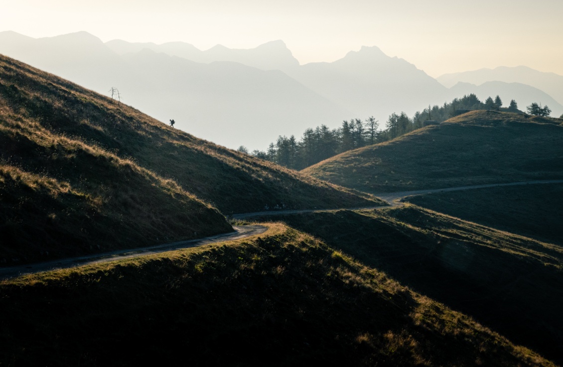 Nos itinéraires se croisent avec ce marcheur du GR52, matinal lui aussi. On en sourit : toi aussi tu es calé sur le soleil ?