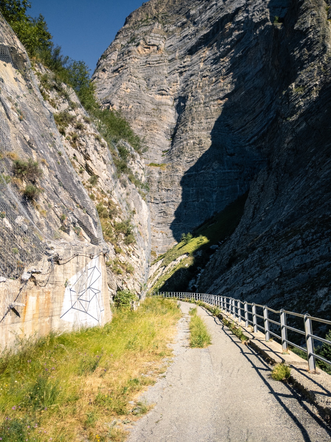 Heureusement, l'ancienne route permet d'éviter un long tunnel de la route du col de Larche, très fréquentée.