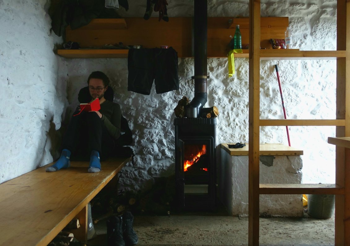 Je passe les journées de plus mauvaise météo dans des cabanes, occupé à faire chauffer le poêle pour la cuisine, la douche, la lessive et la chaleur, puis m'étirer, lire, écrire... toujours un plaisir.