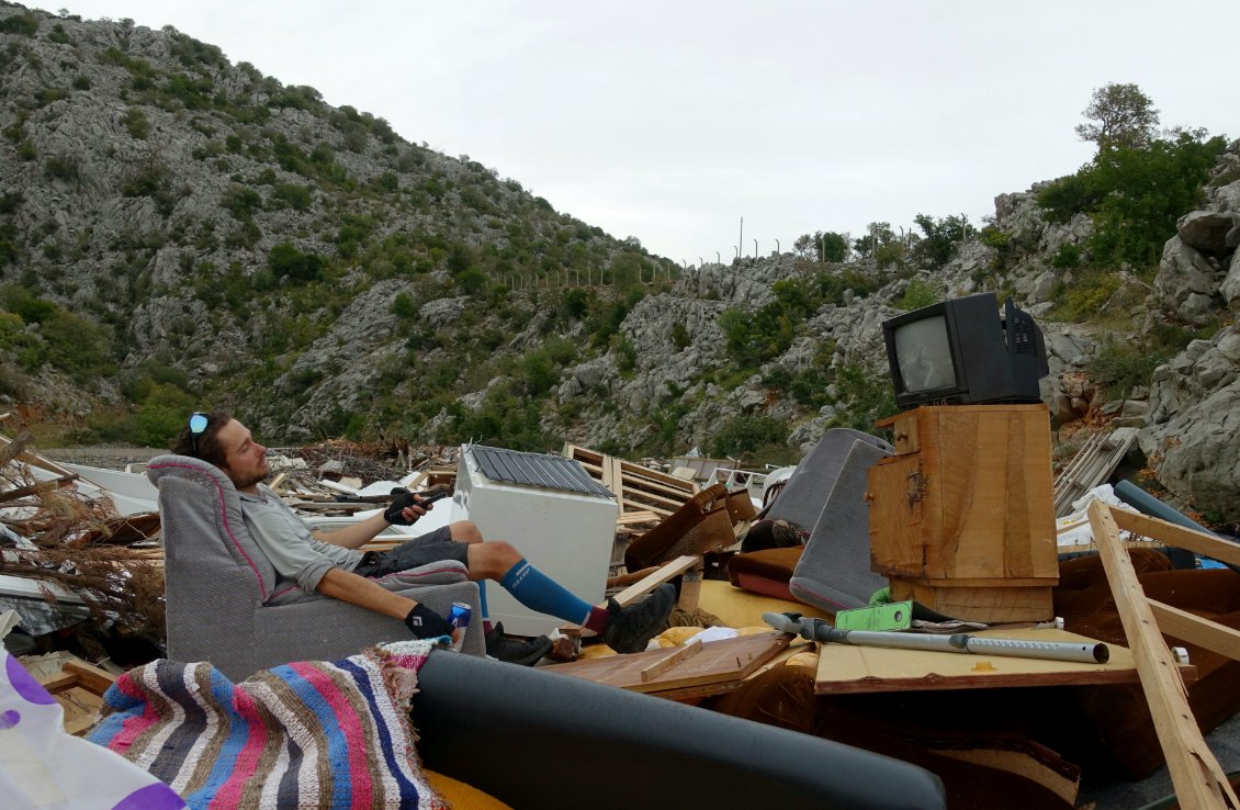 Entre deux villages touristiques, l'envers du décors : des décharges improvisées au bord de la route. L'occasion de regarder le JT.