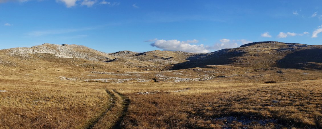 Dans les montagnes Dinara, un grand massif nu couvert d'herbe.