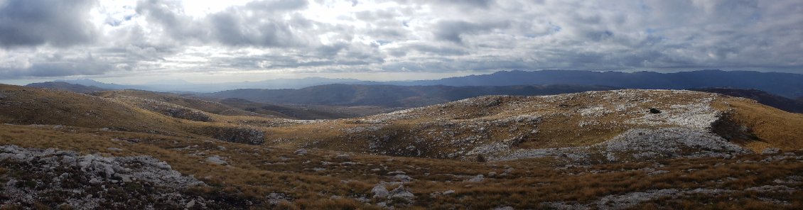 Comme dans le Velebit et ailleurs, le sol calcaire forme de grands cratères.