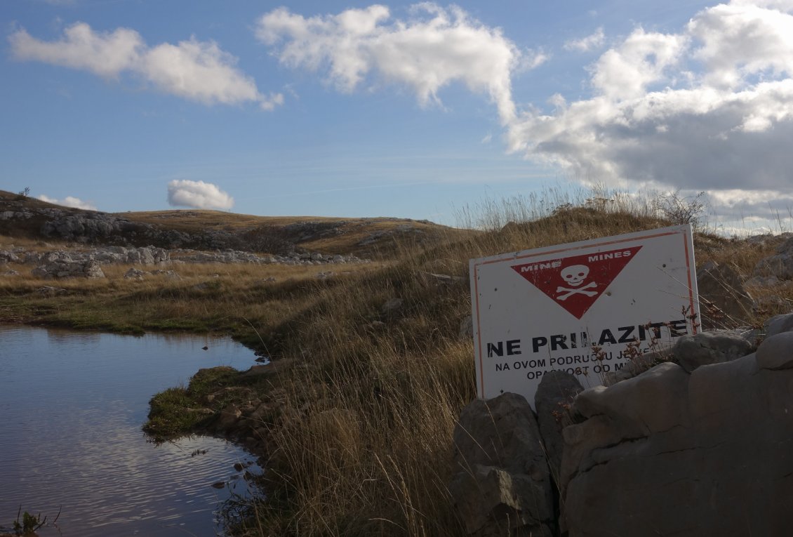 Sur la frontière ainsi que dans certaines régions de Bosnie-Herzégovine, le déminage n'est pas achevé depuis la fin de la guerre. Les zones concernées sont indiquées par des panneaux. Le déminage est extrêmement cher, dangereux, et énergivore.