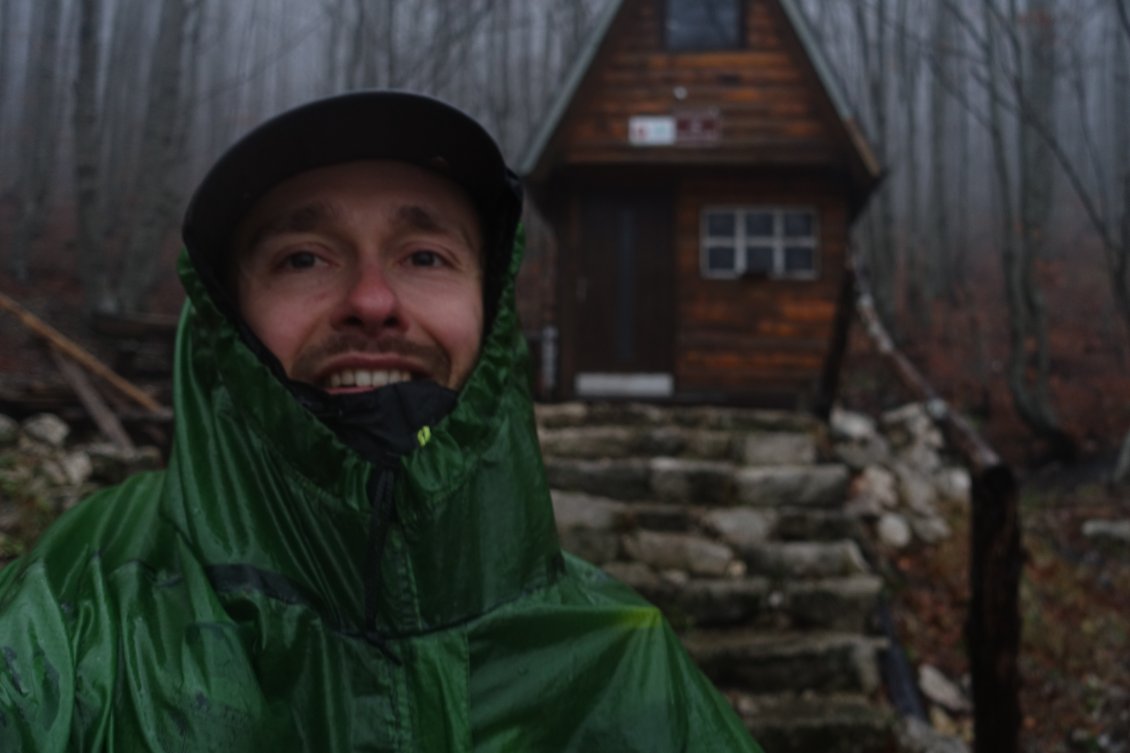 J'arrive enfin dans une cabane pour ma première nuit en Bosnie-Herzégovine après une journée sous la pluie.