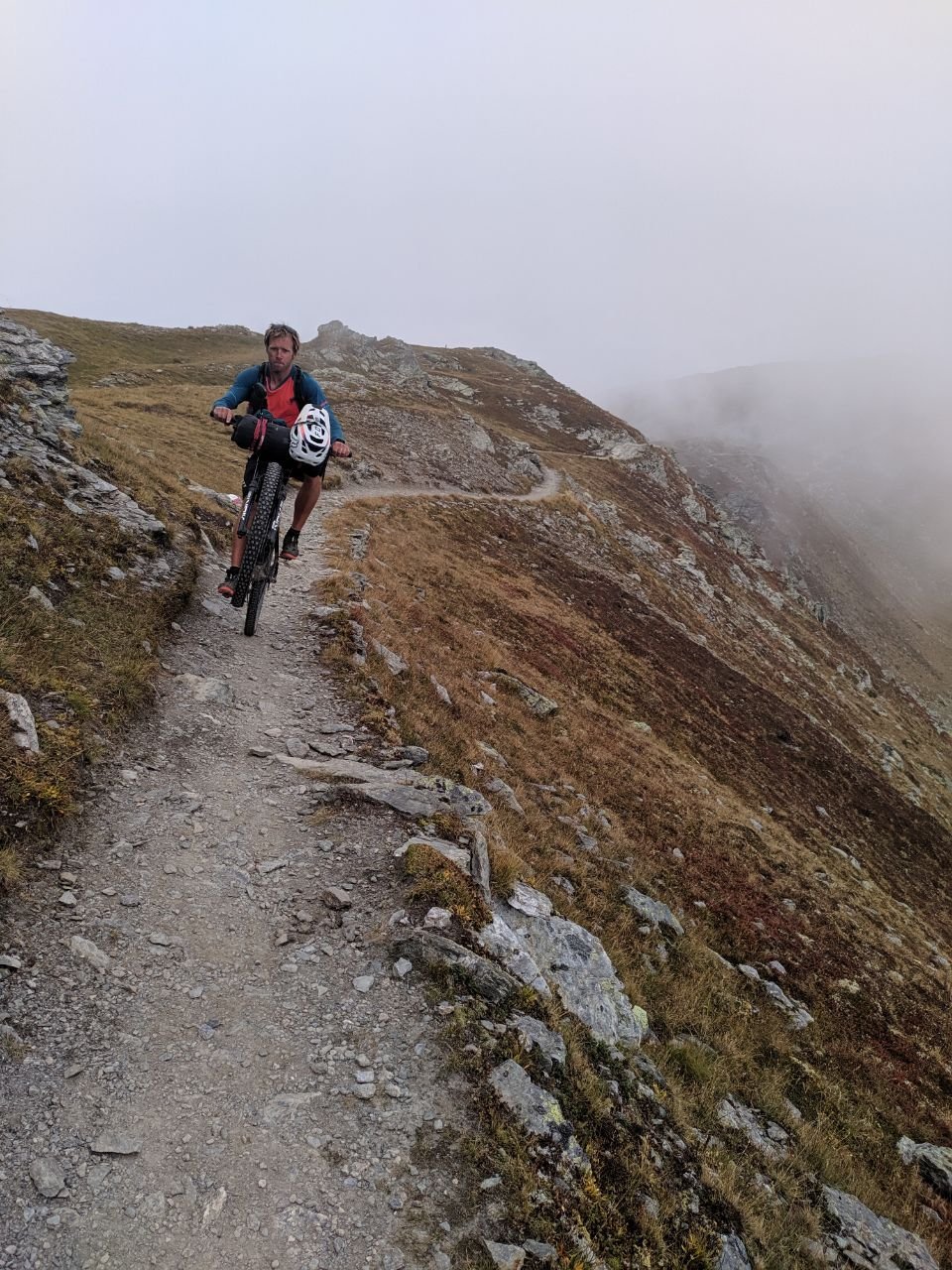 J122 - Crête du Hollbrucker Spitze, référencée pour le MTB. Les nuages et la pluie qui arrivent brutalement nous gâchent un peu le plaisir !