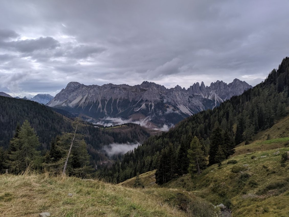 J123 - Dolomites au loin, on ne sait pas trop à quoi s'attendre avec la météo.