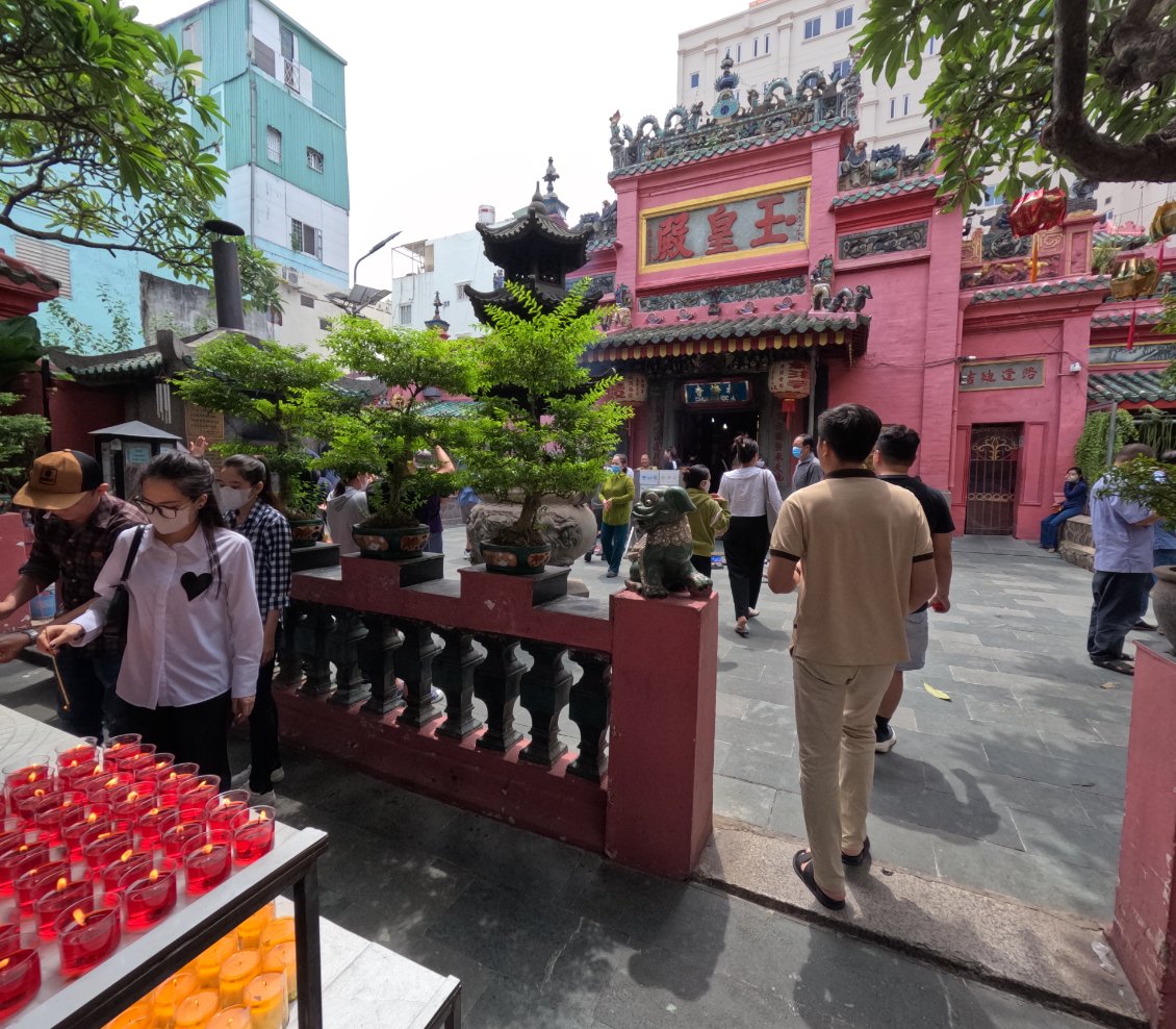 J2. Le temple Jade Emperor Pagoda. Pas de photos de l'intérieur par respect, car ce temple et le précédent sont en activité.