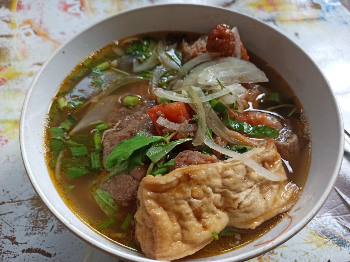 J2. La nourriture au Vietnam est vraiment très bonne. En plus du riz, il y a pas mal de soupe de nouilles, et beaucoup de légumes, et du tofu (c'est le gros truc marron).