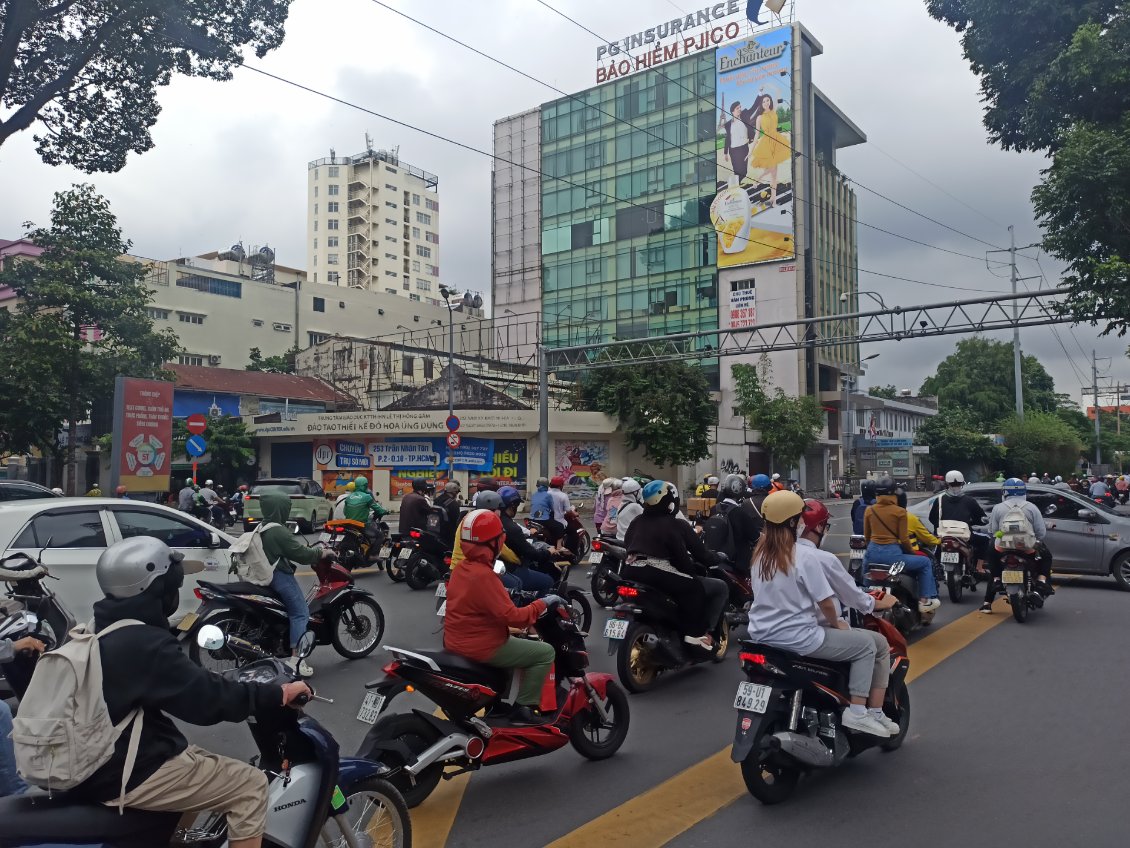 J3. A Ho Chi Minh les deux roues sont le moyen de locomotion le plus utilisé.