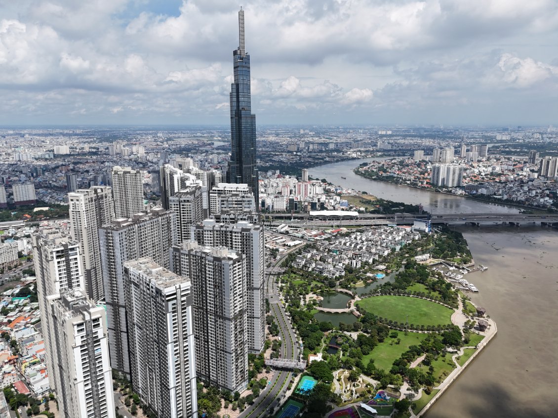 J4. Landmark 81 est le plus grand gratte-ciel du Vietnam, 2ème plus grand d'Asie du Sud-Est, et 18ème mondiale. Il a plein de petits frères en ville, ou à venir car les constructions neuves poussent de partout.