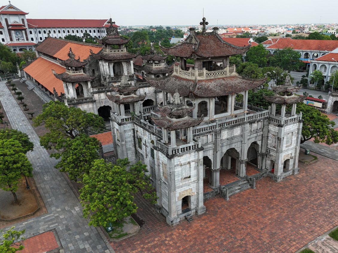 J15. La cathédrale de Phat Diem. Un mélange d'architecture vietnamienne et européenne.