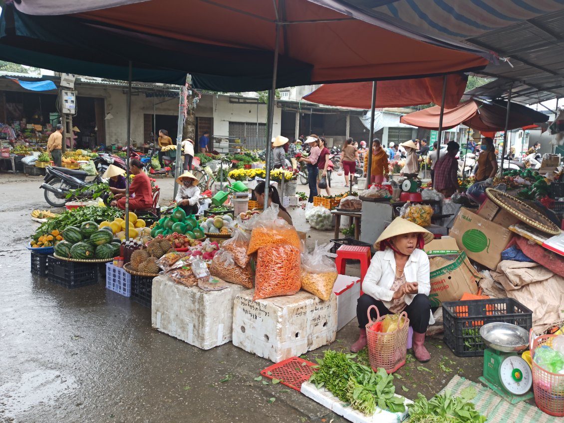 J17. Ravitaillement dans un marché de campagne, souvent meilleur et moins cher.