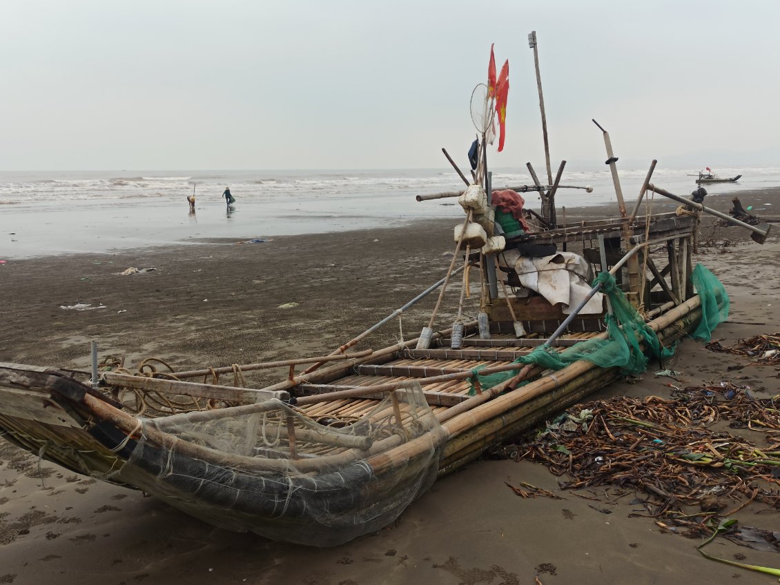 J19. Le petit bateau de pêche est composé essentiellement de bambou et de polystyrène. La structure est renforcée par des pièces en acier et en bois.