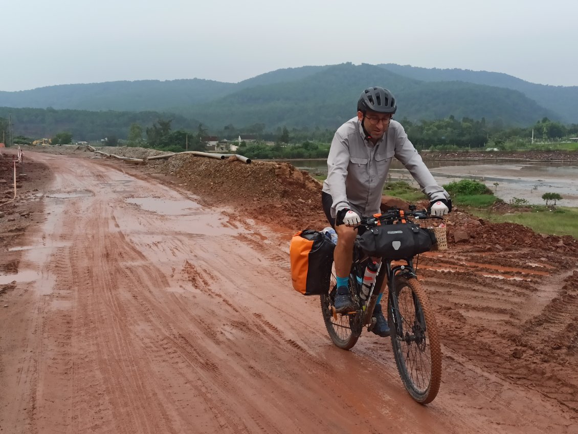 J19. Aujourd'hui j'ai beaucoup roulé sur des pistes argileuses. Une fois l'argile séchée, je peux nettoyer entièrement le vélo avec un seul mouchoir papier. Pratique, surtout qu'il doit être propre puisque je demande à avoir mon vélo dans la chambre.