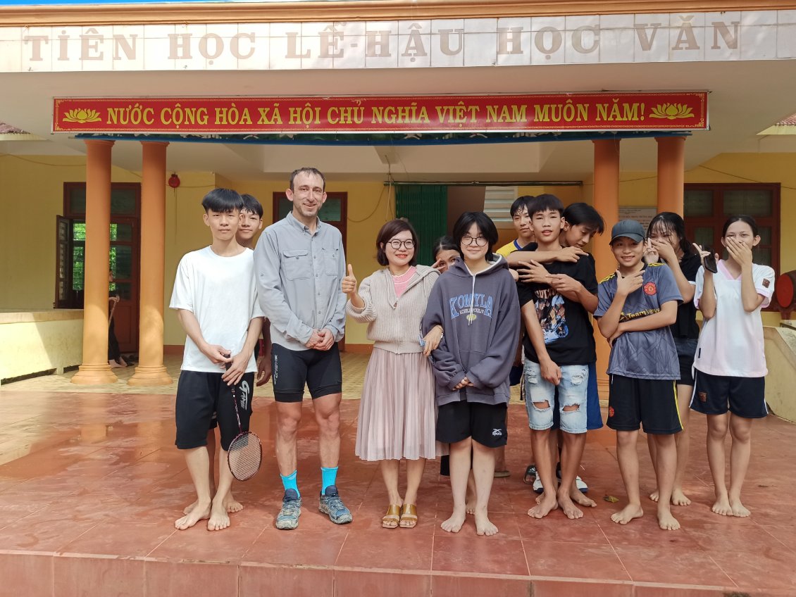 J25. J'établis un contact avec une école vietnamienne. L'idée est que la classe de CE1-CM1 d'Arc-sur-Tille qui suit mes voyages de cette année puisse échanger sur internet via les enseignantes des deux pays.