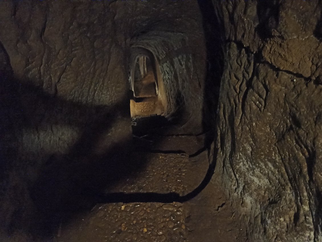 J25. Visite des tunnels de Vinh Moc. Avec un réseau de 2km, les habitants vivaient sous terre à l'abri des bombardements américains. Dans le secteur environ 7 tonnes de bombes ont été lâchées par habitant.