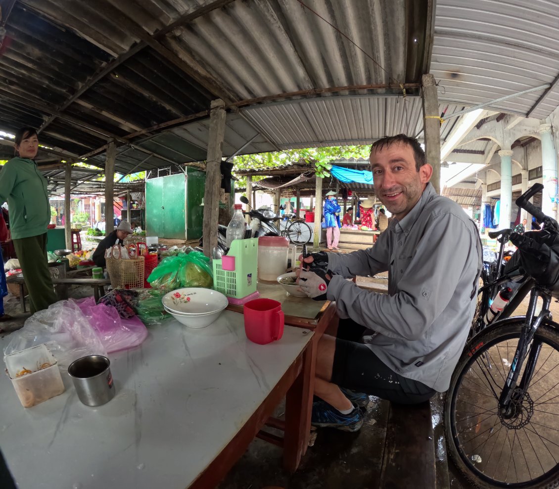 J26. Arrêt en milieu de matinée sur un marché, pour manger une soupe (Pho) au boeuf et aux nouilles de riz.