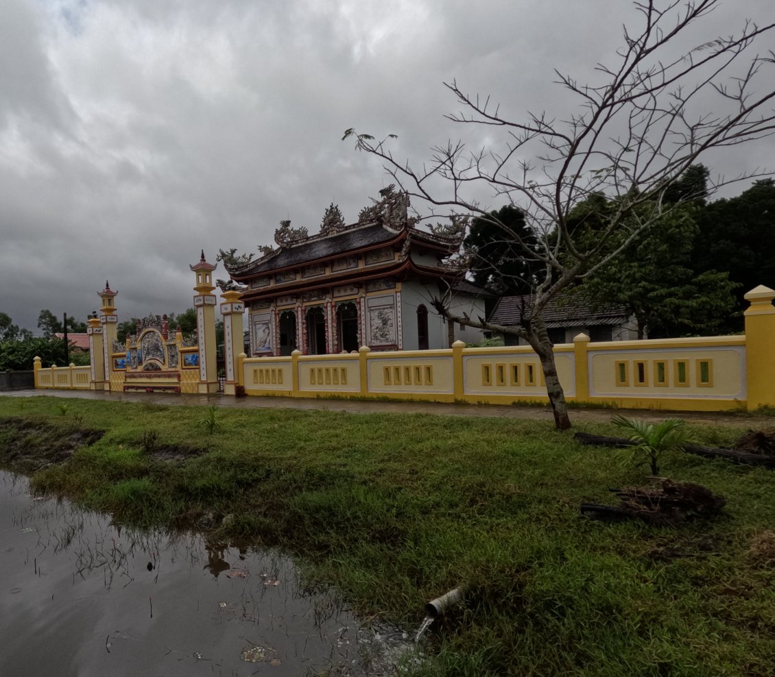 J26. En campagne vietnamienne il y a de très nombreux temples de tailles modestes, comme celui-ci.