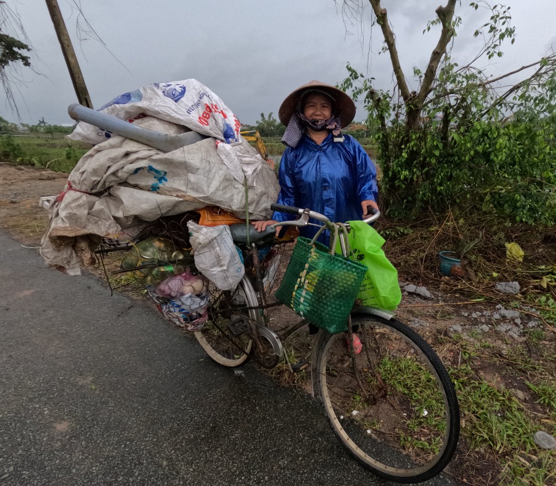 J26. Niveau chargement sur un vélo, j'ai encore du progrès à faire. Cette dame récupère les déchets pour les revendre à un "junk shop" qui les revendra à la déchetterie. C'est tout un business en Asie.
