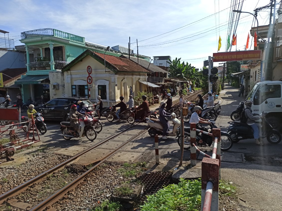 J29. Les passages à niveau urbains sont nombreux au Vietnam, un classique de mon voyage.