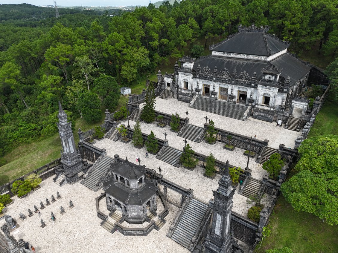 J29. Le mausolée de Khải Định est un mélange des architectures européennes et asiatiques, modernes et anciennes.