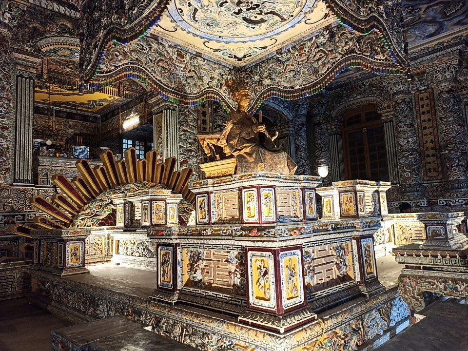 J29. Mausolée de Khải Định. La beauté des milliers de peintures et bas-reliefs décorés de détails en porcelaine et en verre est impressionnante.