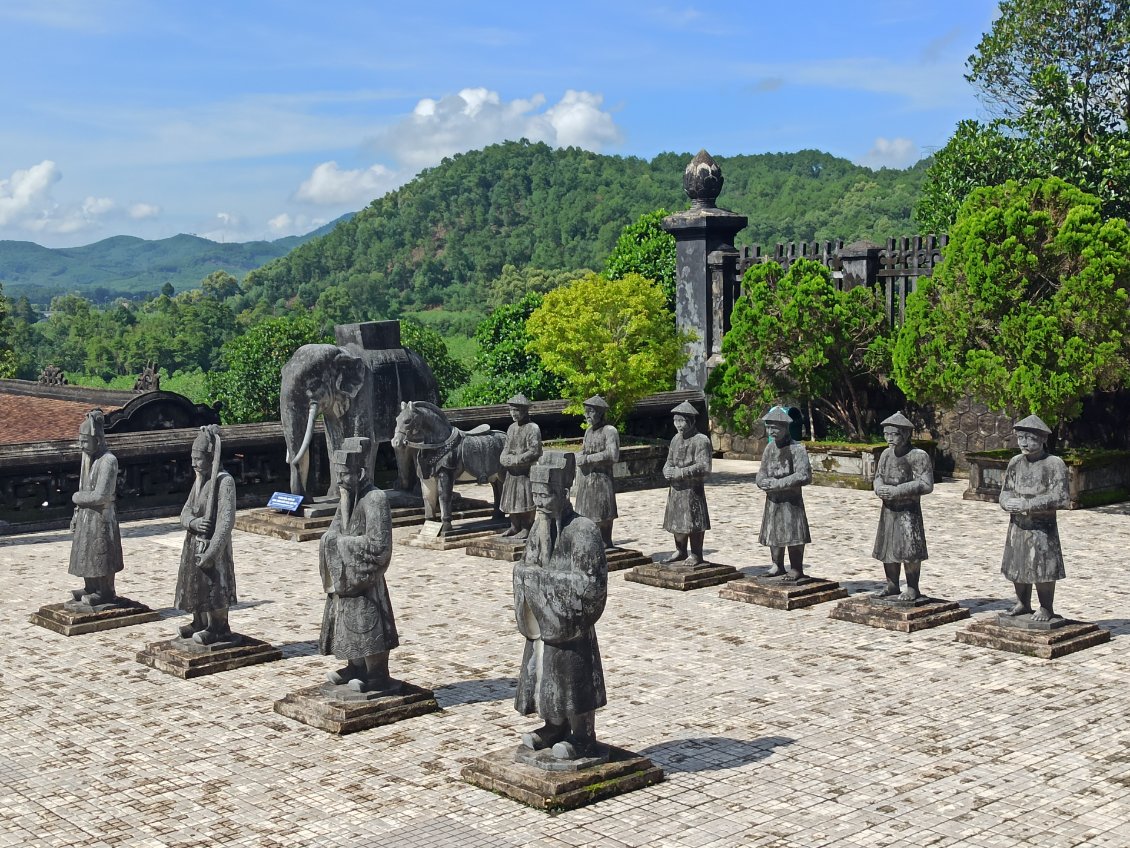 J29. Mausolée de Khải Định. Dans la grande cour, il y a deux rangées d’éléphants, de chevaux, de mandarins et de soldats.