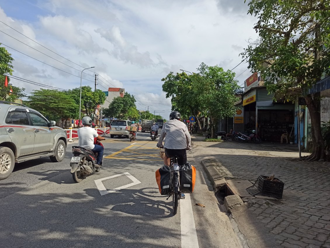 J29. J'ai rejoint la route N°1 qui relie Hanoi à Ho Chi Minh. Après 5 kilomètres j'en avais déjà marre. C'est décidé je retourne sur les petites routes quitte à faire un grand détour.