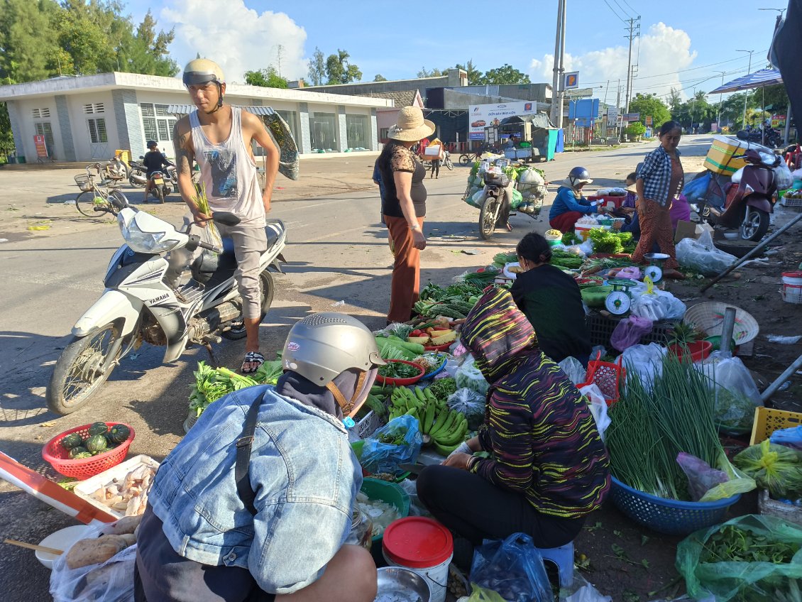 J30. Un avantage des marchés au Vietnam, c'est qu'il est possible de faire ses achats sans descendre de sa moto. Un moyen efficace pour acheter frais tous les jours sur le trajet domicile - travail.
