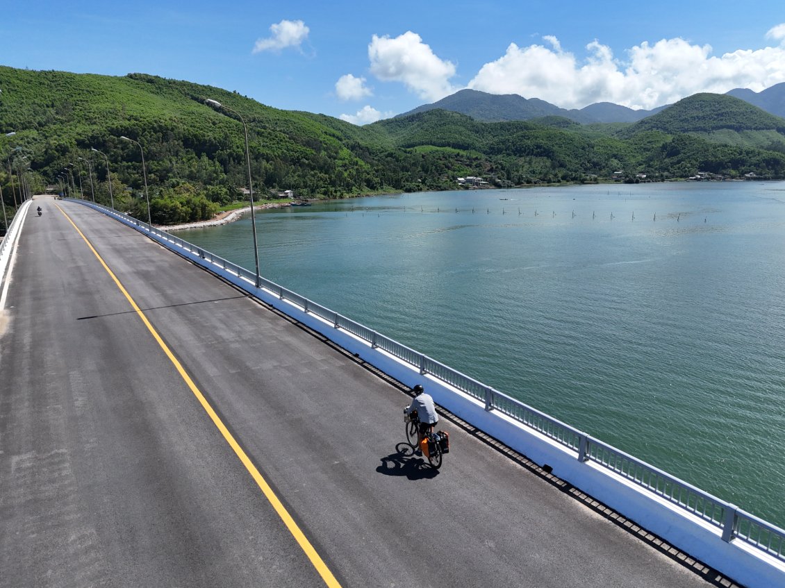 J30. Je longe la côte. Montagnes et mer se côtoient. La fréquentation touristique fait son apparition : voyageurs à moto, et même un groupe d'une vingtaine de cyclistes en voyage organisé ...