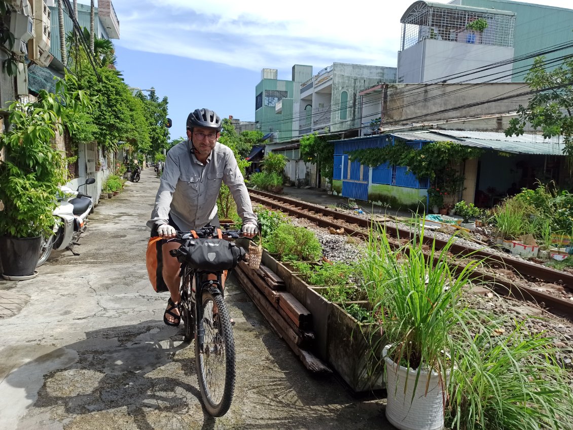 J31. Si à Hanoi la voie ferrée est devenue une attraction touristique à accès réglementé, dans beaucoup d'autres villes il s'agit d'une banalité. Je longe celle-ci en plein centre-ville de Danong sur 5 kilomètres, simplement parce qu'il s'agit d'un passage avec peu de trafic.