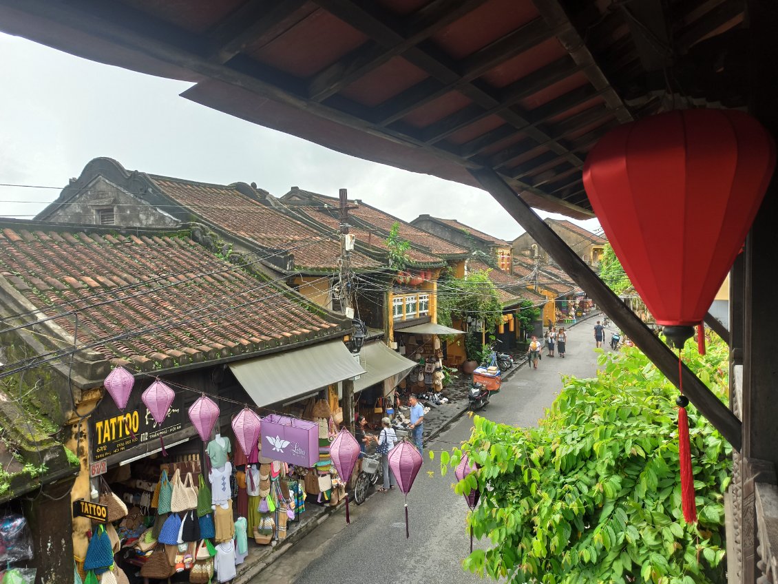J32. La vieille ville de Hoi An est extrêmement bien conservée. Le lieu est très (trop) touristique et je me sens déjà nostalgique de mon voyage à travers la campagne vietnamienne.