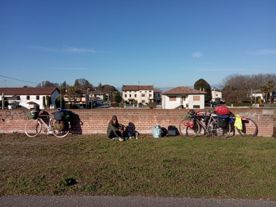 Petit break le long de la piste cyclable E7.