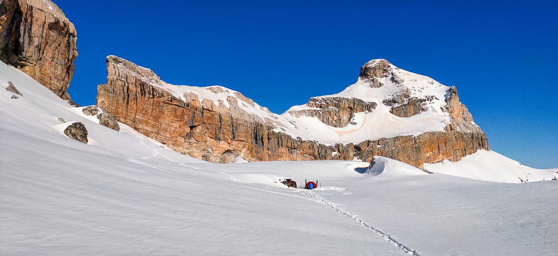 Bivouac sous la brèche.
Photo : Yann Fleïtour