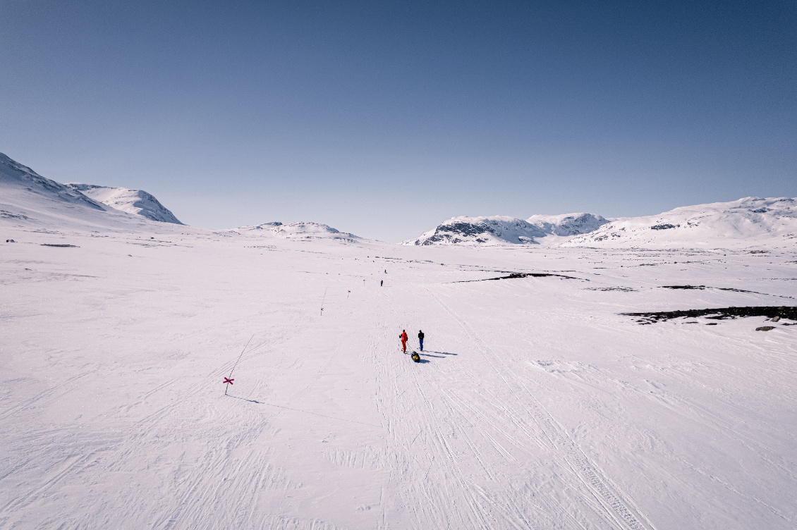 Suivez la trace ! Quelques kilomètres au sud des mountain cabins d’Alesjaure, nous suivons le balisage de la Kungsleden, mais ne croiserons personne de la journée.
Photo : Jules Buthion