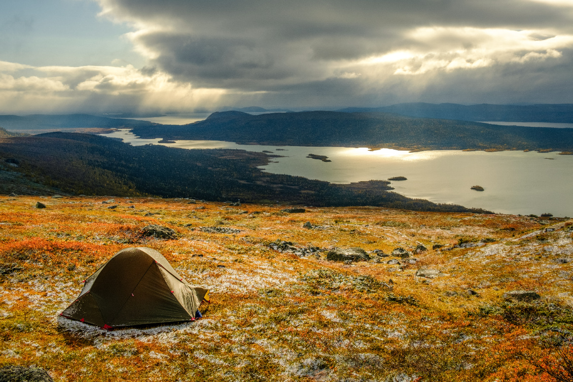 Jeu des couleurs. Bivouac au-dessus du lac de Laitaure, en Laponie suédoise, juste avant le sommet du Skierfe.
Photo : Guillaume Hermant (guillaumehermant. piwigo.com)