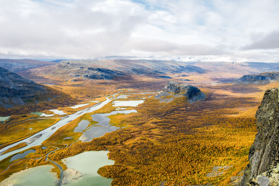 Quelle vue ! Panorama depuis le sommet du Skierfe sur la rivière Rapa. Sarek, Laponie suédoise.
Photo : Guillaume Pouyau (summitcairn.com)