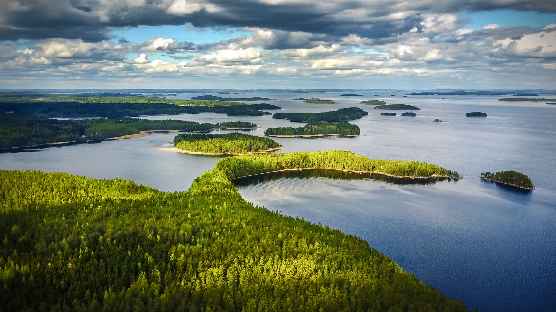 Paradis du canoë. Les eaux intérieures couvrent près de 10% de la superficie de la Finlande (ici le parc national de Päijänne), et on y dénombre quelque 188.000 lacs et étangs.
Photo : Yann et Amélie Bobe.
