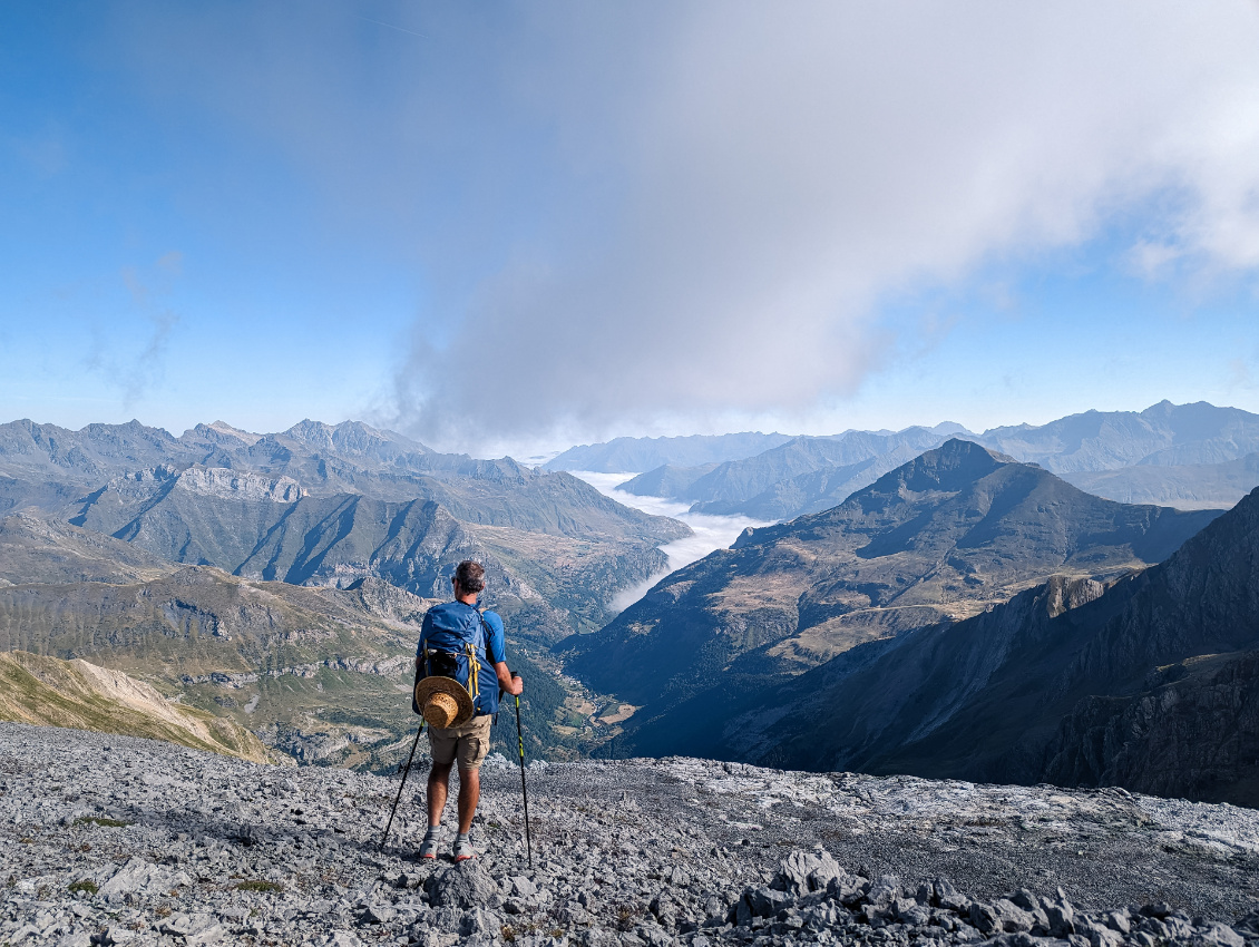 Plein nord.
Vue depuis les crêtes frontalières, la vallée de Gavarnie sous une mer de nuages matinale.
Photo : la rédac’