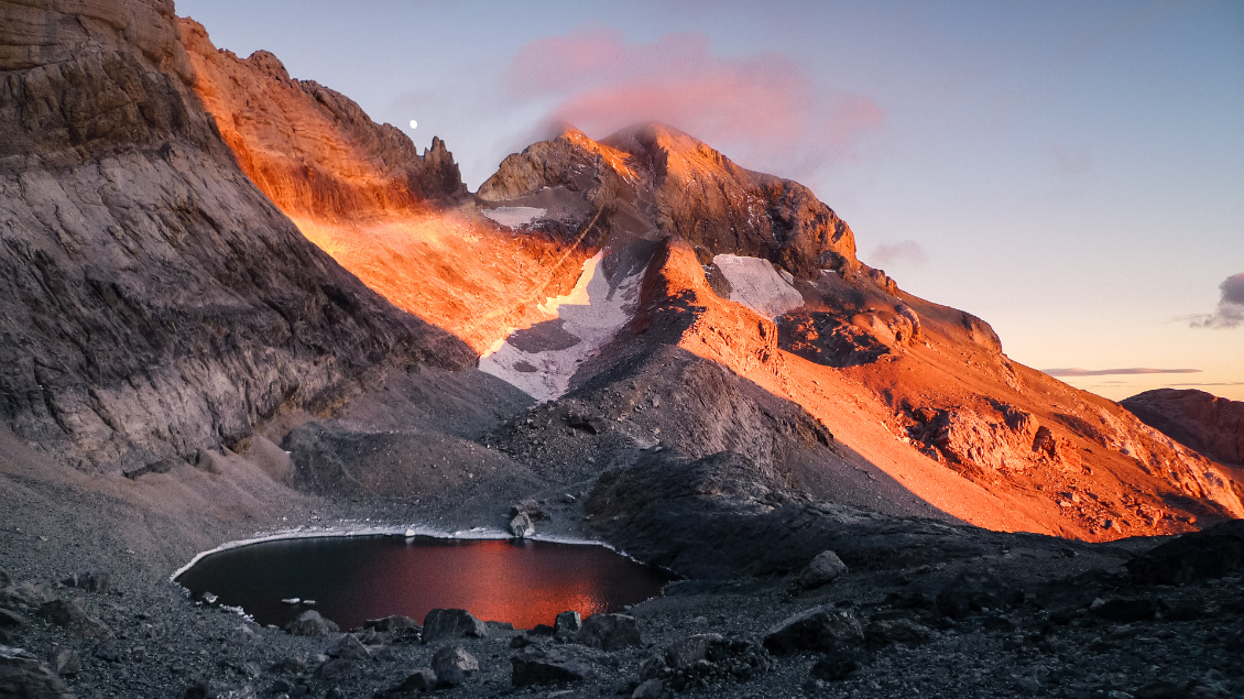 Mont Perdu et étang Glacé.
Plein cadre sur une partie de la voie normale, versant nord-est (pente 35° max, avec un petit tronçon exposé).
Photo : Yann Fleïtour