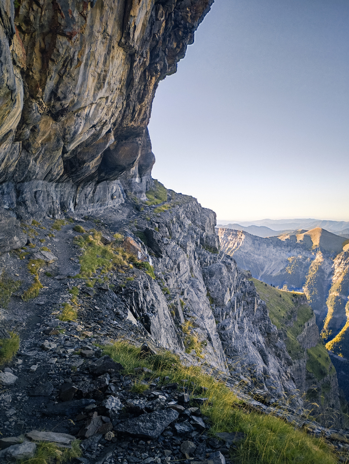 Emblématique !
La vire des Fleurs est la plus connue parmi les nombreuses vires qui serpentent à travers le canyon d’Ordesa.
Photo : Yann Fleïtour