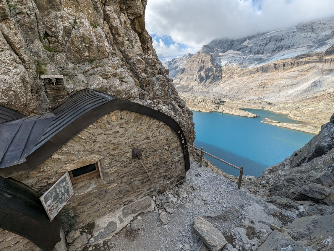 Tuquerouye.
Coup de hache face au glacier du mont Perdu, et surplombant le lac du Marboré.