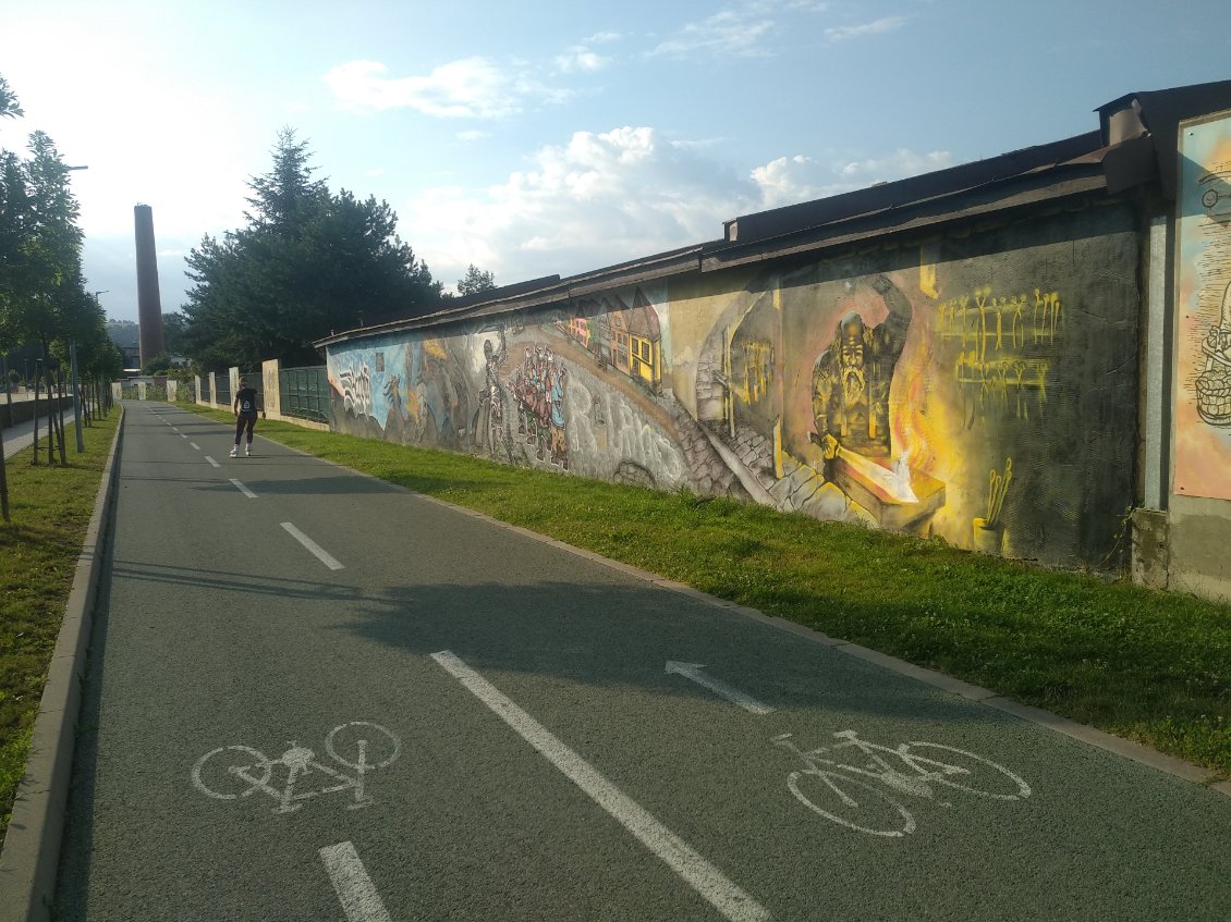 Quelques infrastructures décentes (mais rares).