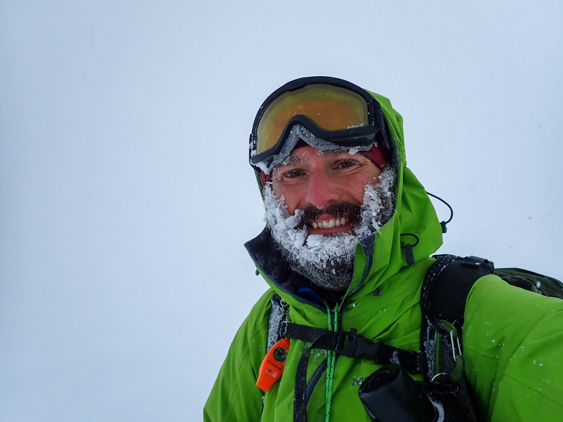 Heureux.
À 800 m du sommet du Lautaro, je viens de déclencher deux plaques d’avalanches après plusieurs heures d’ascension dans la neige et le brouillard. Je suis heureux d’être là malgré le renoncement.