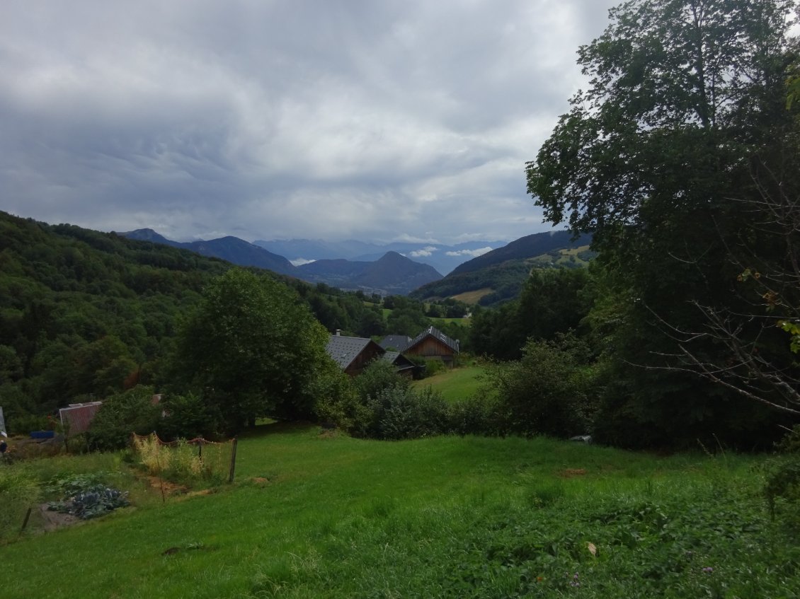 Plus je remonte et plus les massifs sont verts comme la Normandie. Ici les Bauges.