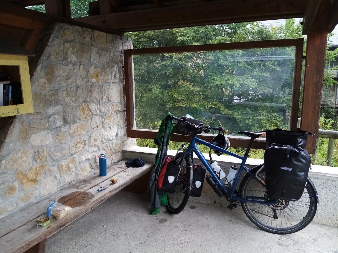 Après la canicule, la pluie. Mon k-way n'est plus du tout imperméable. Je suis trempé jusqu'aux fesses (preuve sur le banc !!)