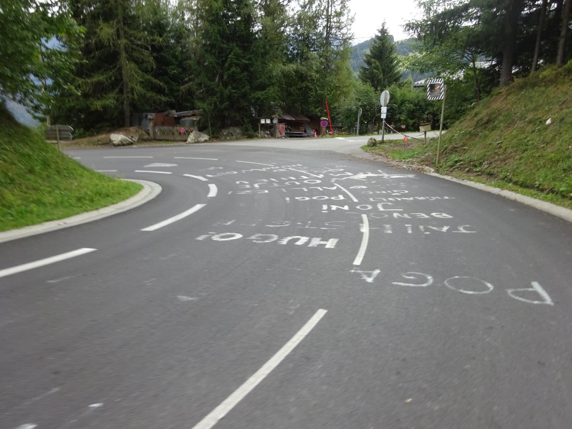 Sur la descente après Saint Gervais, on m'encourage sur la route !!