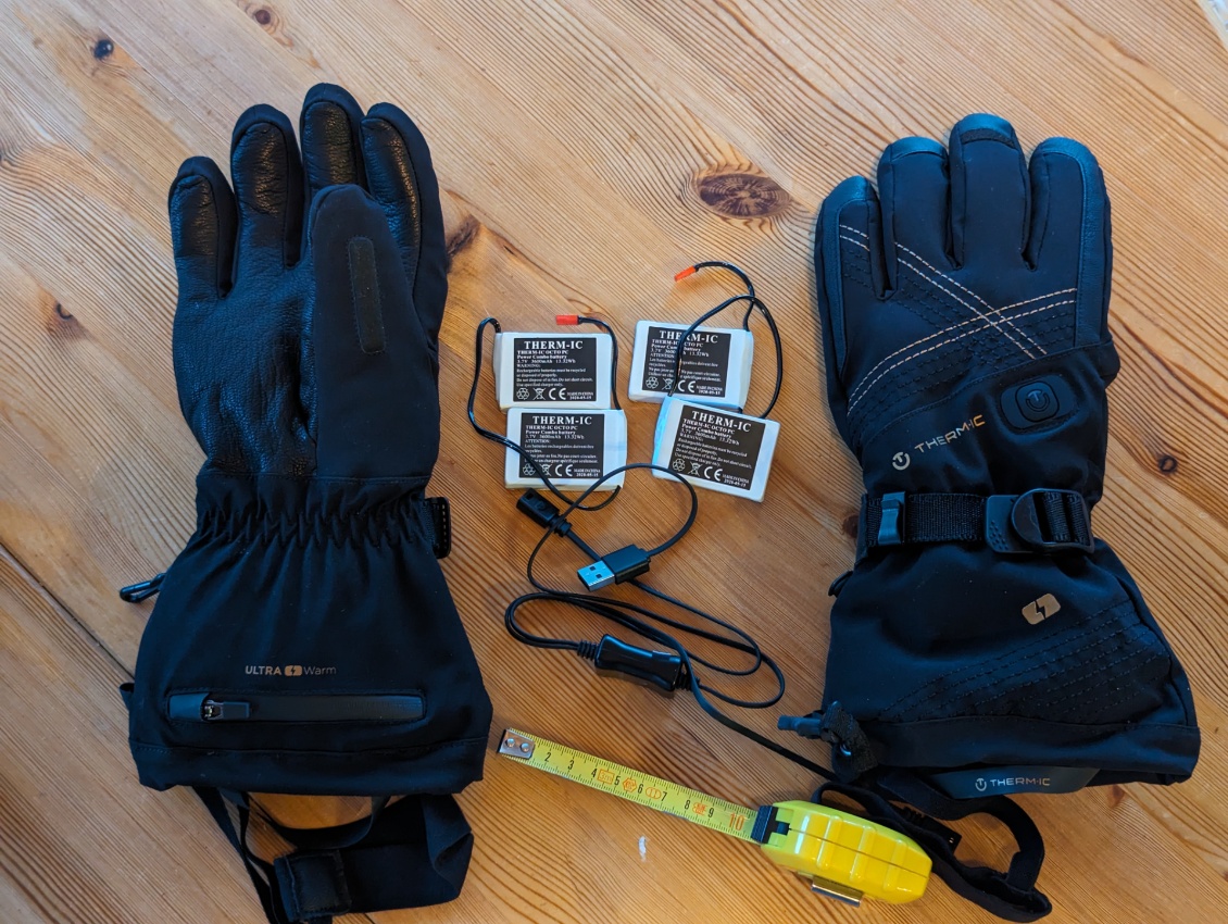 Une paire de gants Therm-ic avec leur batteries d’origine : un “kit” de 2 éléments chacun de 13,32 Wh soit 26,64 Wh par gant.